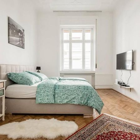 Oktober 6/8 Apartment Будапеща Екстериор снимка